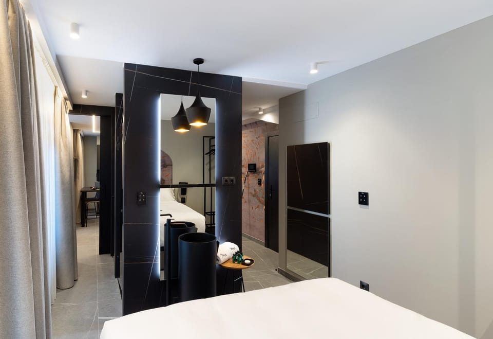 Toilet, Bed, Photo of the whole room, Bedroom