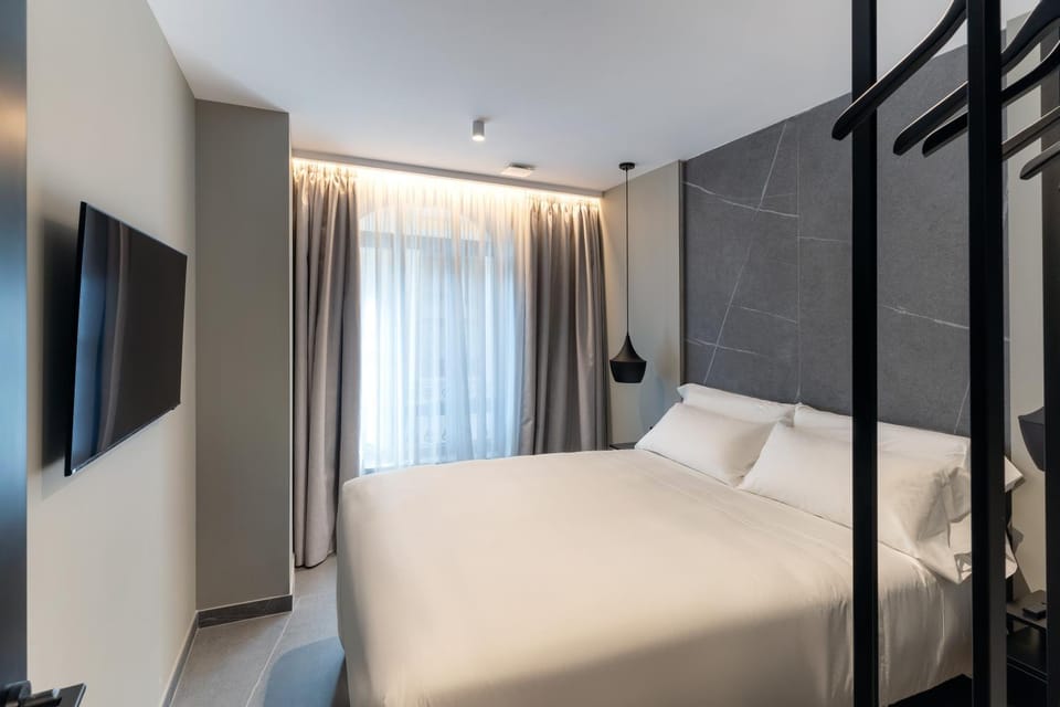 Bed, TV and multimedia, Photo of the whole room, Bedroom