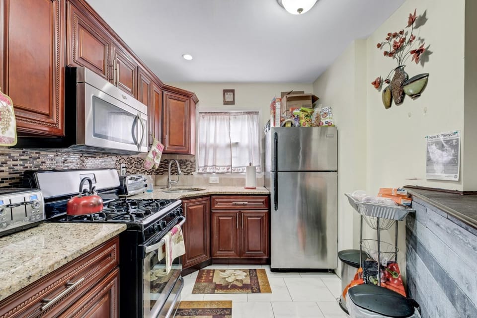 Modern Cozy 3BR Home Just 10 mins From JFK! residence House in Queens