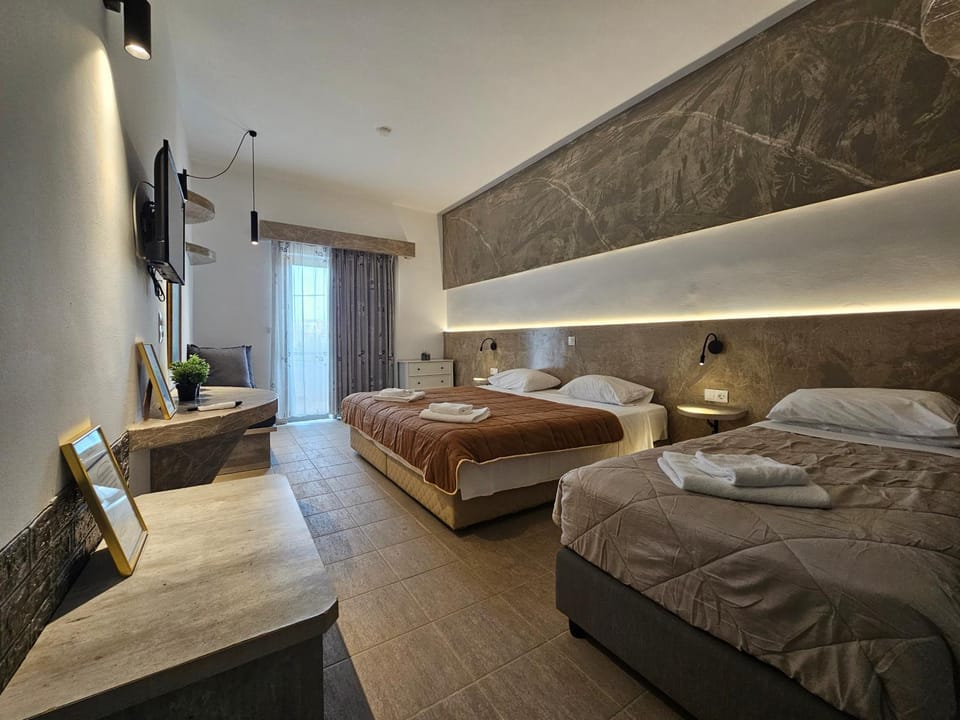 Bed, TV and multimedia, Photo of the whole room, towels