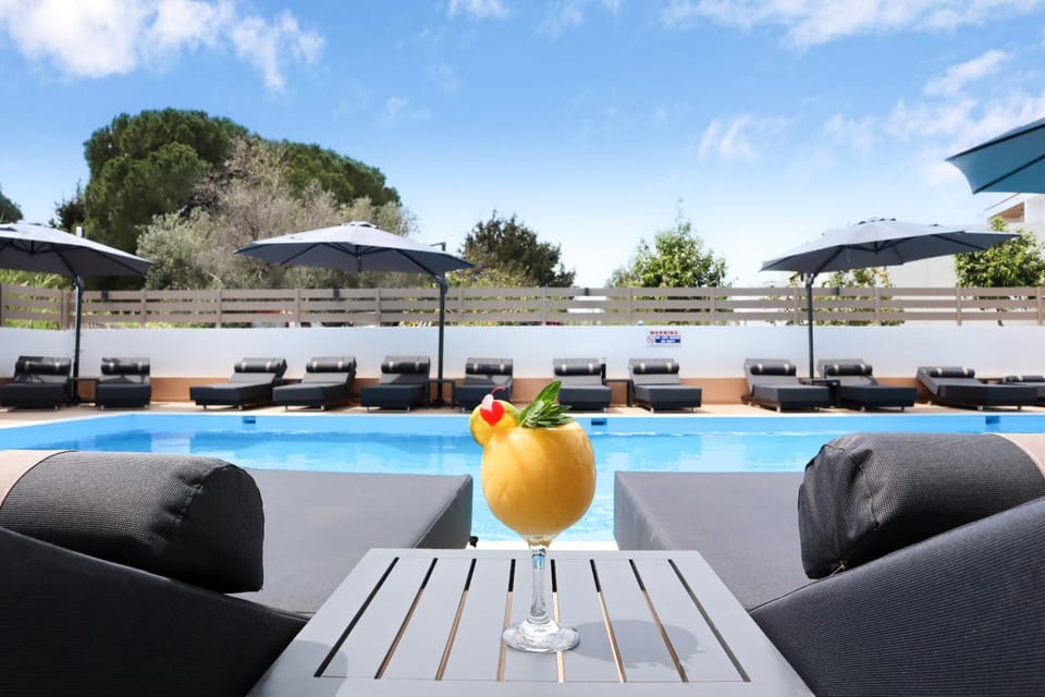 Food and drinks, Pool view