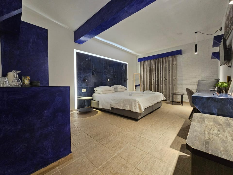 Bed, Photo of the whole room, Seating area