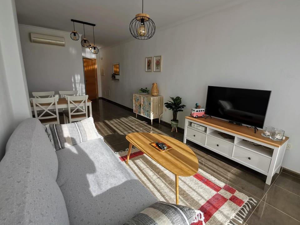 TV and multimedia, Living room, Lounge or bar, Seating area, Dining area