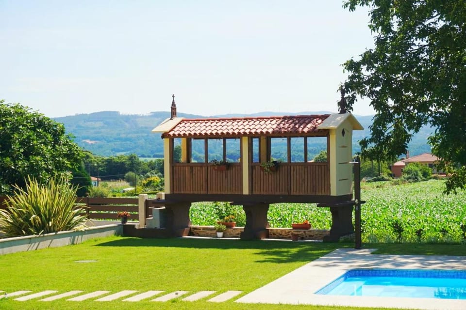 Casa Os Lindeiros House in Galicia