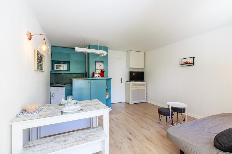 Bed, TV and multimedia, Kitchen or kitchenette, Living room, Photo of the whole room, Dining area