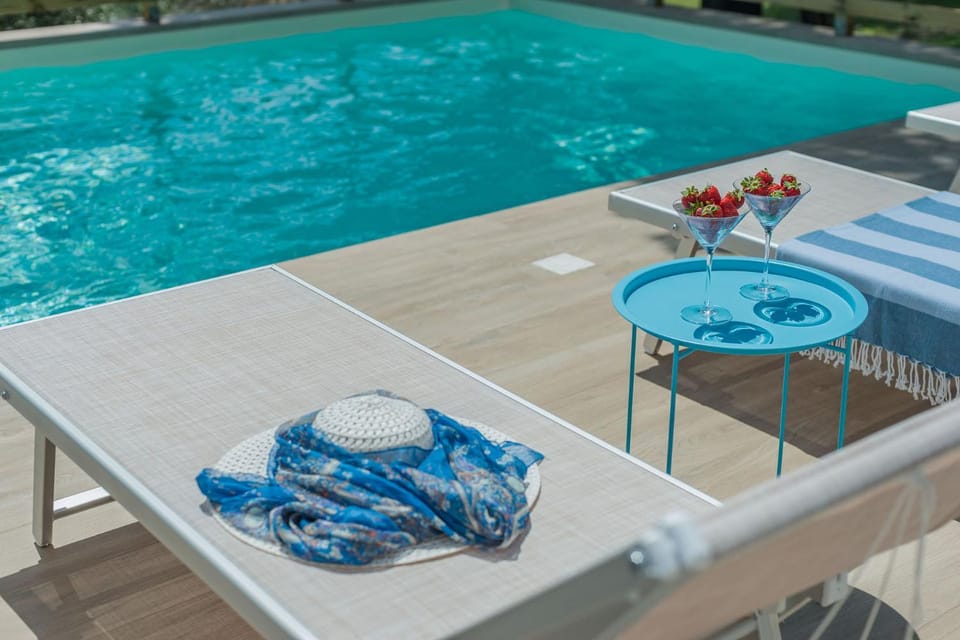 Swimming pool, sunbed