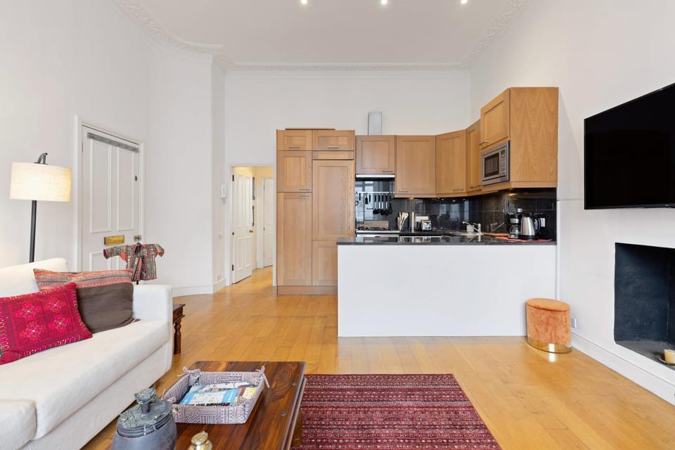 Kitchen or kitchenette, Living room, Seating area, Dining area, Communal kitchen