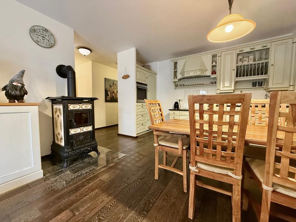 Living room, Seating area, Dining area, oven