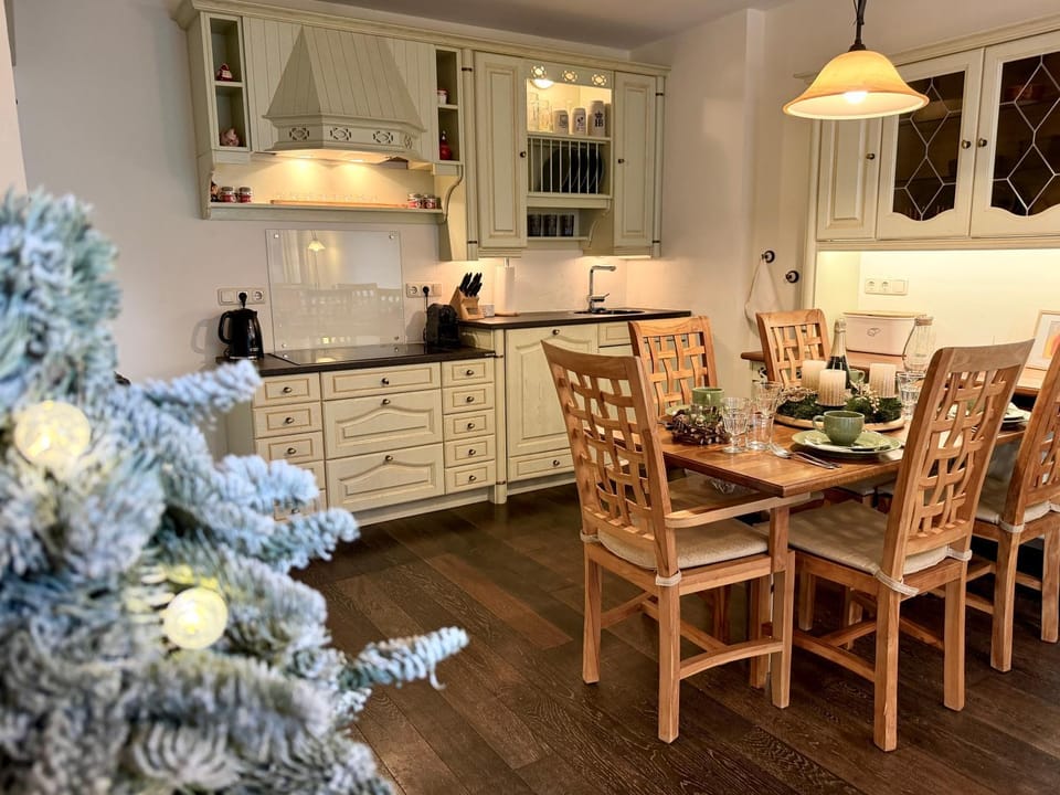 Kitchen or kitchenette, Living room, Seating area, Dining area