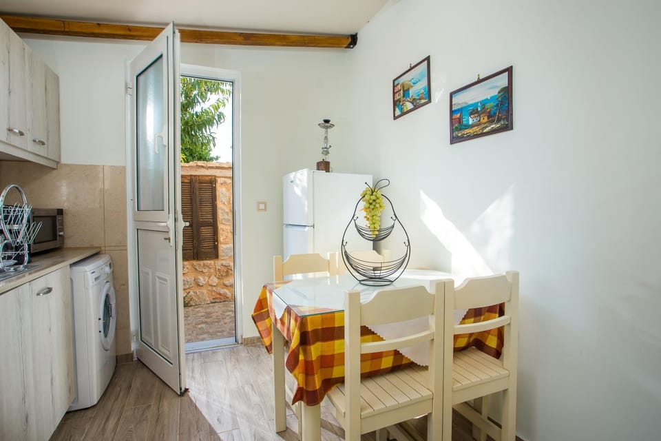 Kitchen or kitchenette, Dining area, Communal kitchen