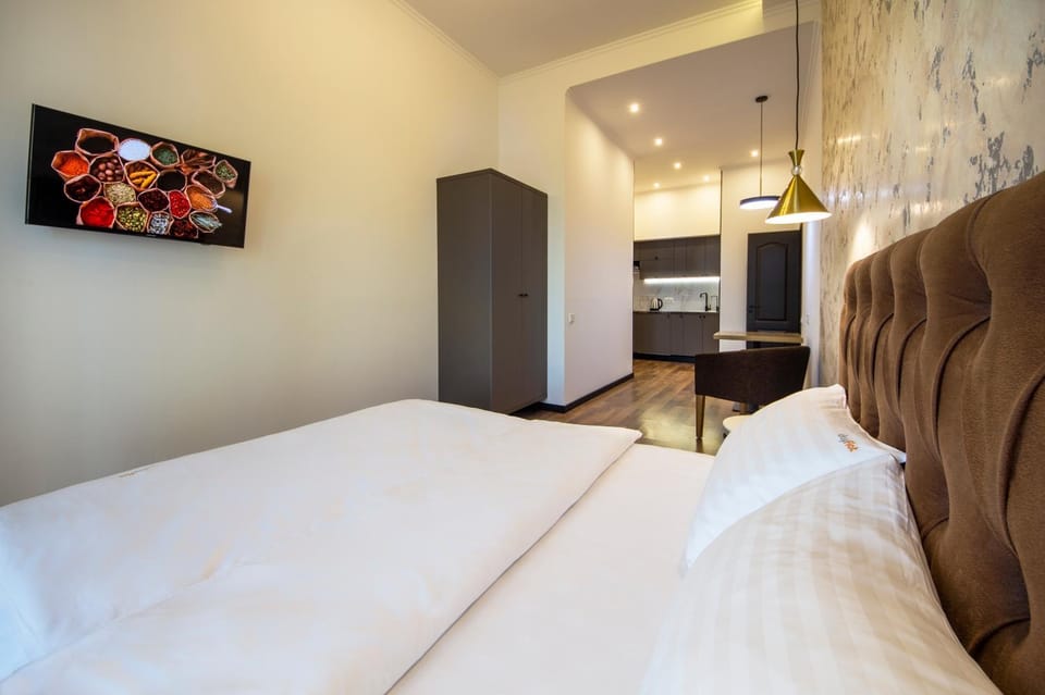 Bed, TV and multimedia, Photo of the whole room