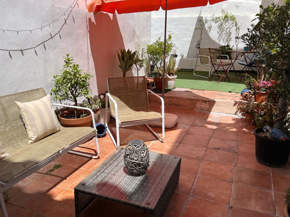Patio, Day, Seating area, Dining area, Garden view