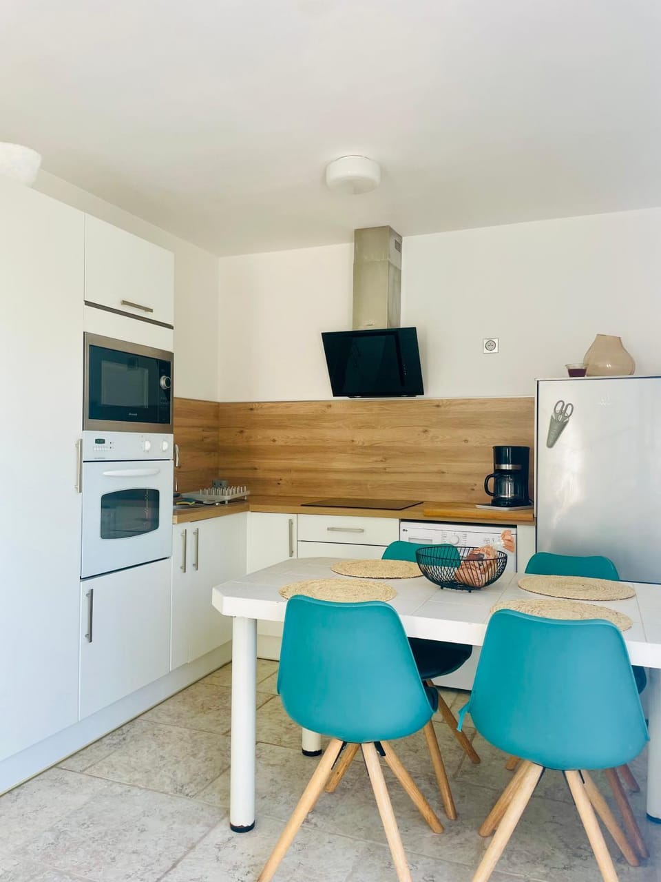 Kitchen or kitchenette, Dining area, oven, stove