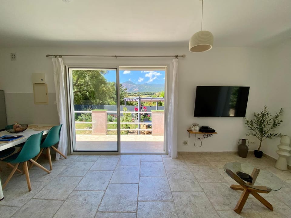 Natural landscape, TV and multimedia, Balcony/Terrace