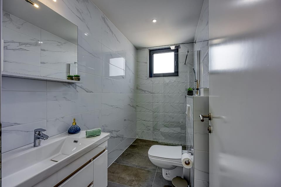 Shower, Toilet, Bathroom, towels