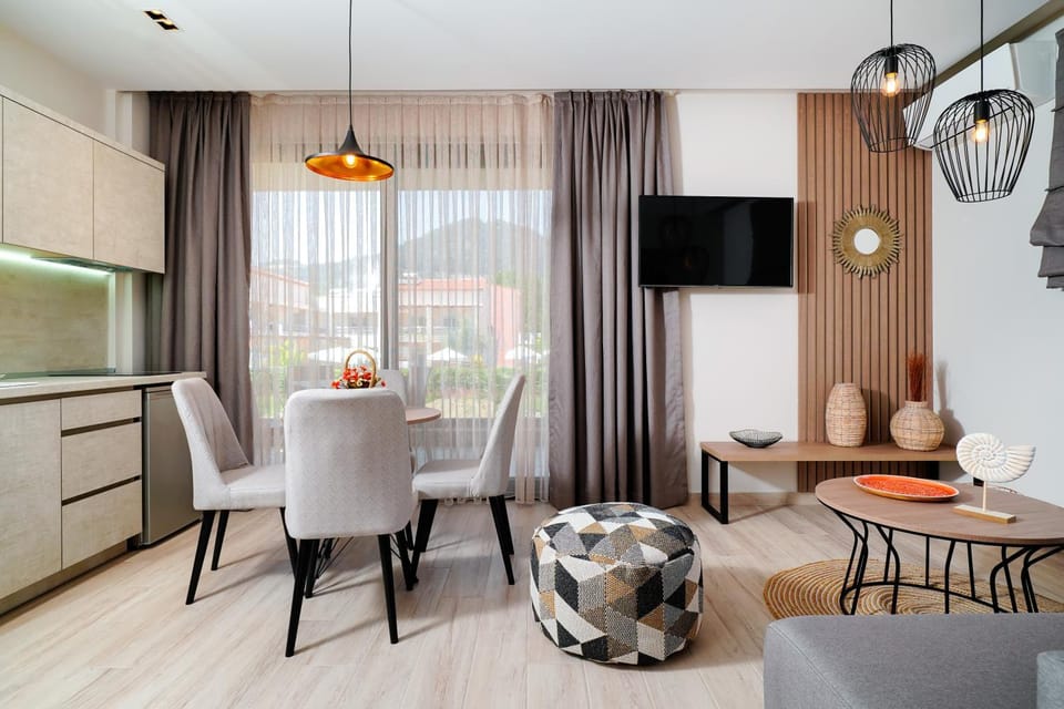 TV and multimedia, Living room, Seating area, Dining area