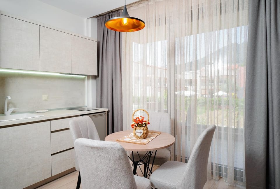 Kitchen or kitchenette, Dining area