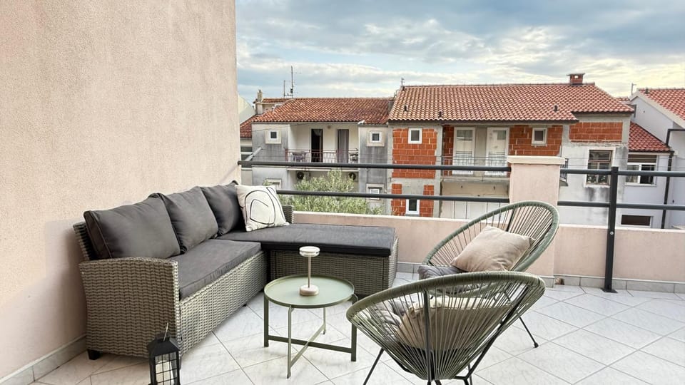 Day, Living room, Seating area