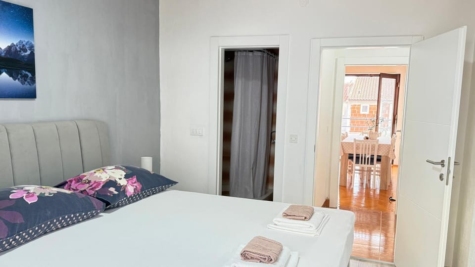 Bed, Bedroom, towels