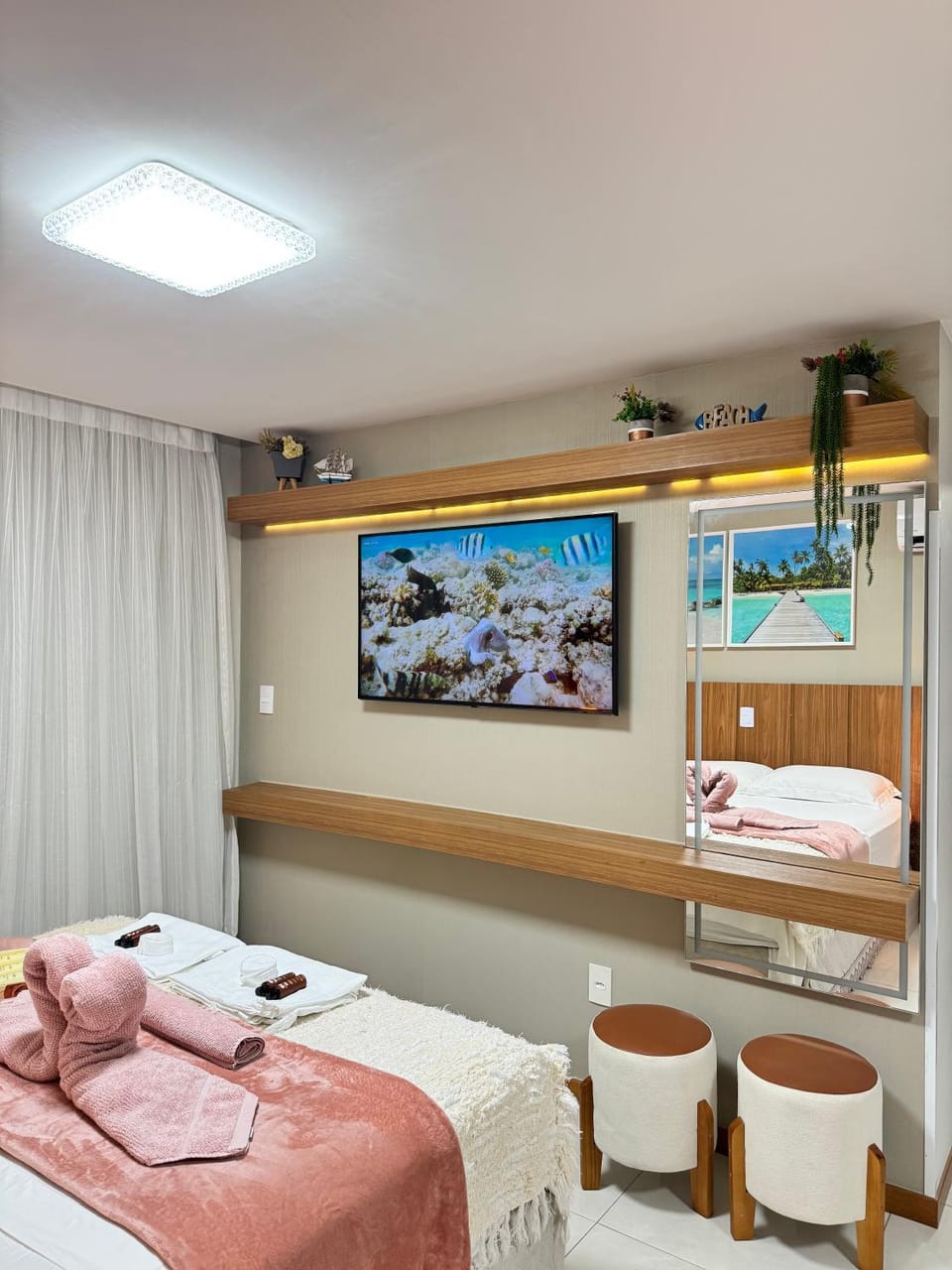Bed, TV and multimedia, Photo of the whole room, Bedroom, towels
