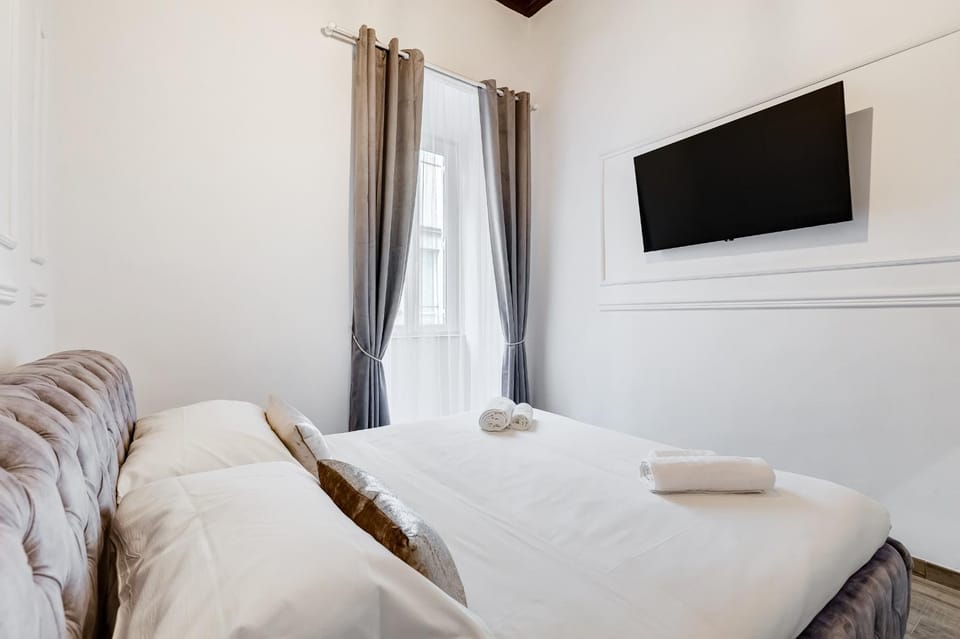 Bed, TV and multimedia, Photo of the whole room, Bedroom