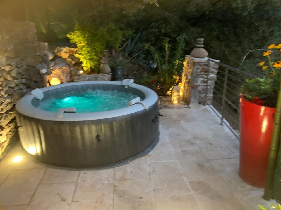 Les clapiers appartement avec jacuzzi et rivière. Apartment in Occitanie