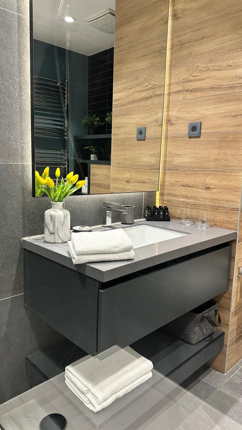Bathroom, towels