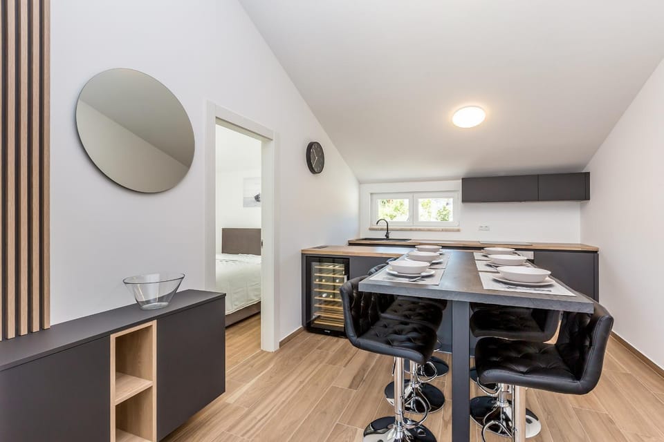 Kitchen or kitchenette, Dining area