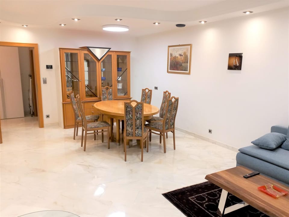 Living room, Food