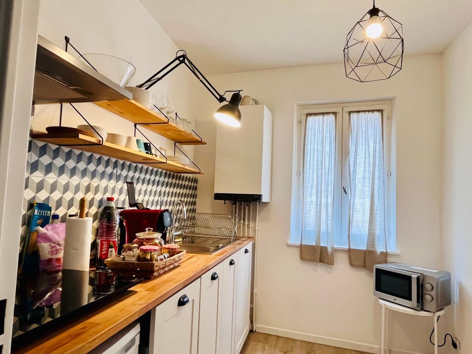 Kitchen or kitchenette
