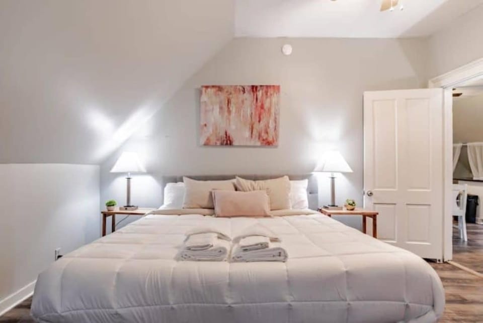 Dauphin District Darling #3-Downtown, Restaurants Apartment in Mobile