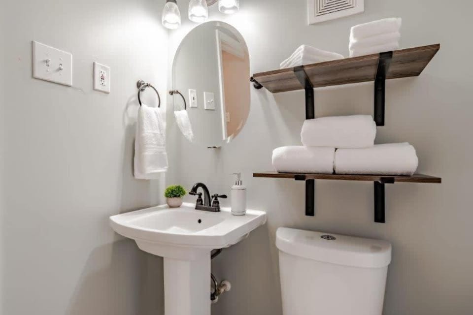 Dauphin District Darling #4 Downtown, Dining Apartment in Mobile