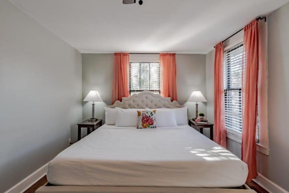 Dauphin District Darling #4 Downtown, Dining Apartment in Mobile