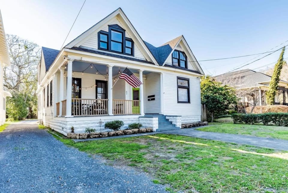 Dauphin District Darling #4 Downtown, Dining Apartment in Mobile