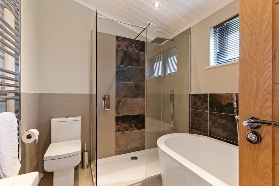 Ael-Y-Bryn - Luxury Lodge, Hot Tub, Three En-Suite Bedrooms House in Saint Florence