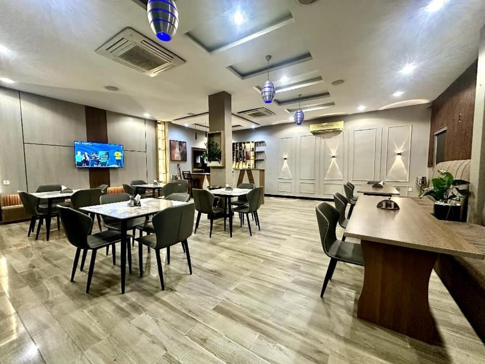 Restaurant/places to eat, TV and multimedia, Banquet/Function facilities