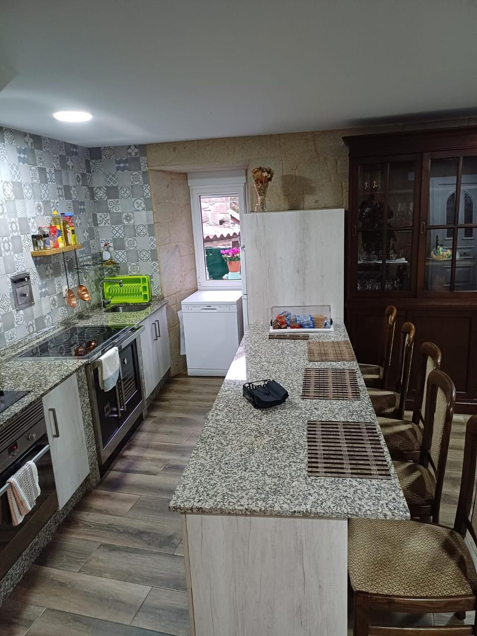 Kitchen or kitchenette, dishwasher, oven
