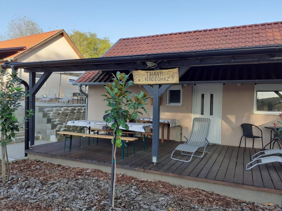 Property building, Day, Balcony/Terrace