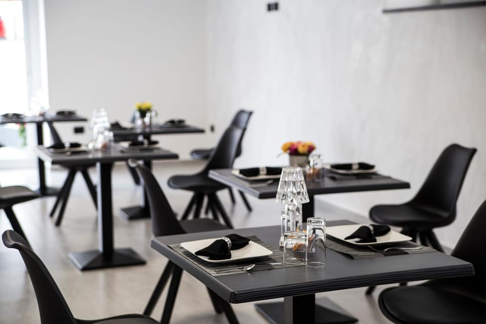 Breakfast, hair dresser