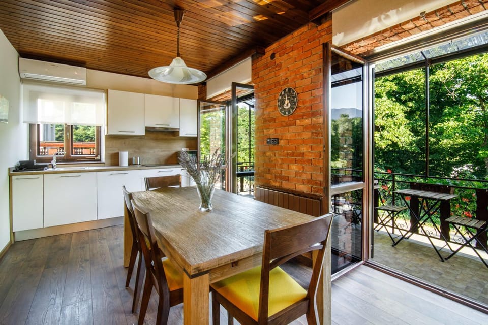 Kitchen or kitchenette, Dining area