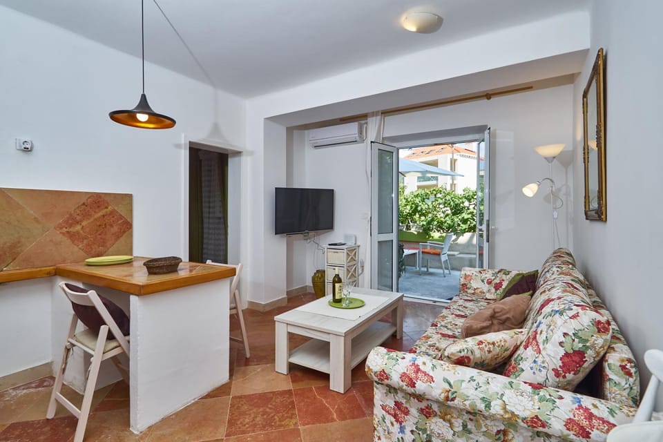 Communal lounge/ TV room, TV and multimedia, Living room, Seating area