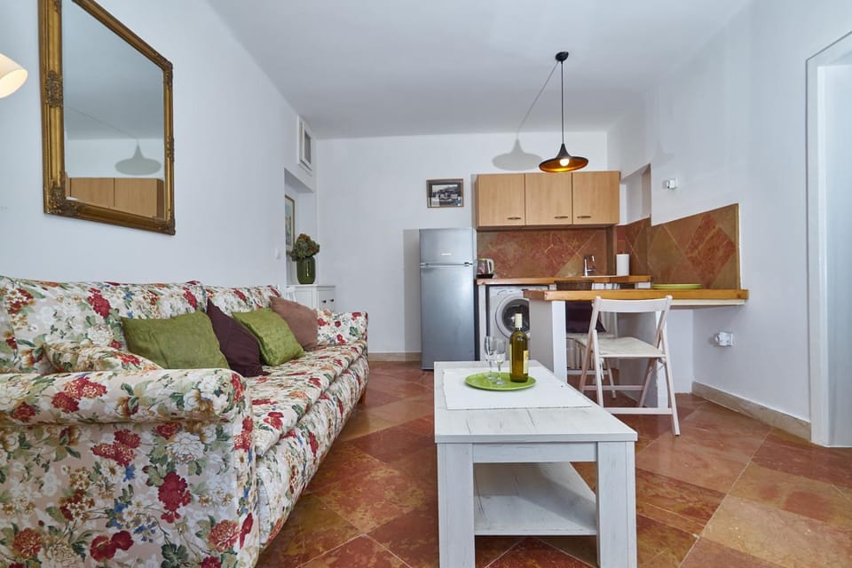 Kitchen or kitchenette, Living room, Seating area, Dining area