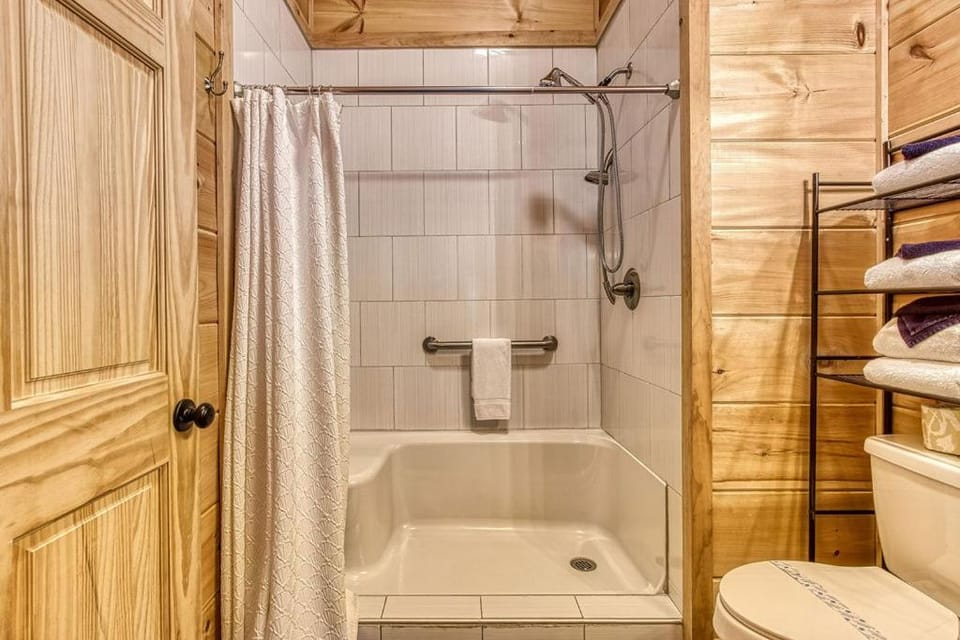 Ooglie Bear, Hot Tub, WIFI, Free Attraction Tickets!!! Chalet in Gatlinburg