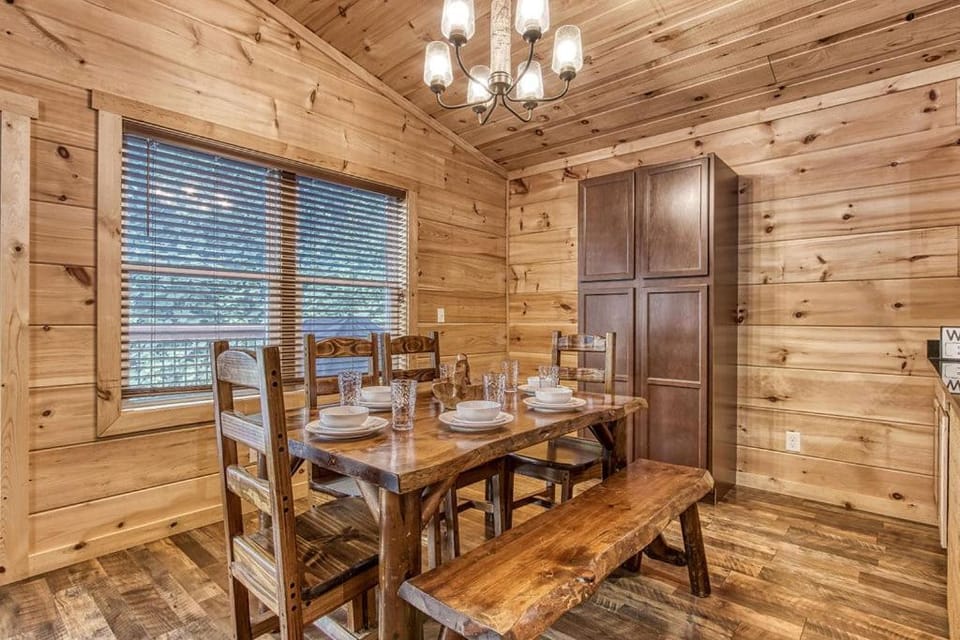 Ooglie Bear, Hot Tub, WIFI, Free Attraction Tickets!!! Chalet in Gatlinburg