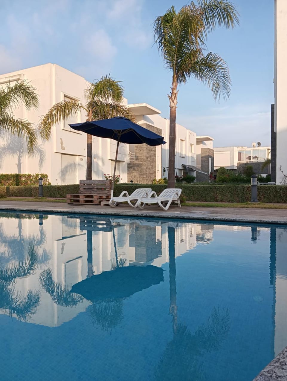 Day, Swimming pool, sunbed