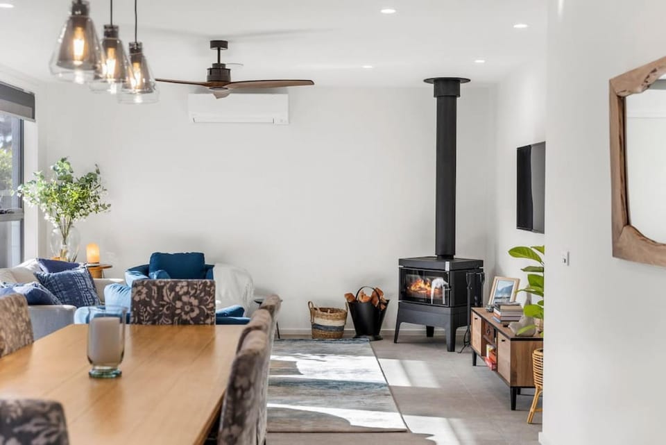TV and multimedia, Living room, Seating area, Dining area