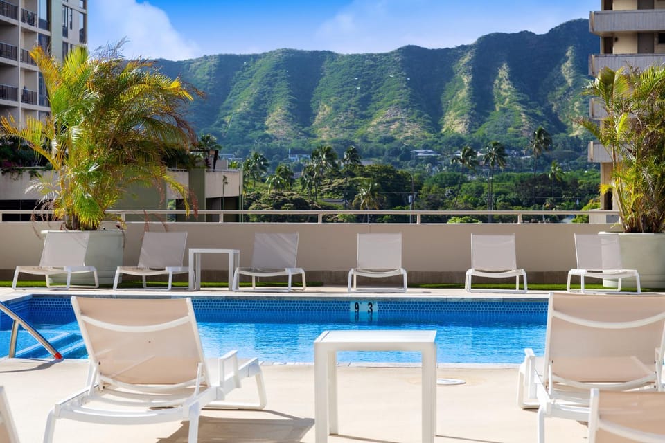 Day, Pool view
