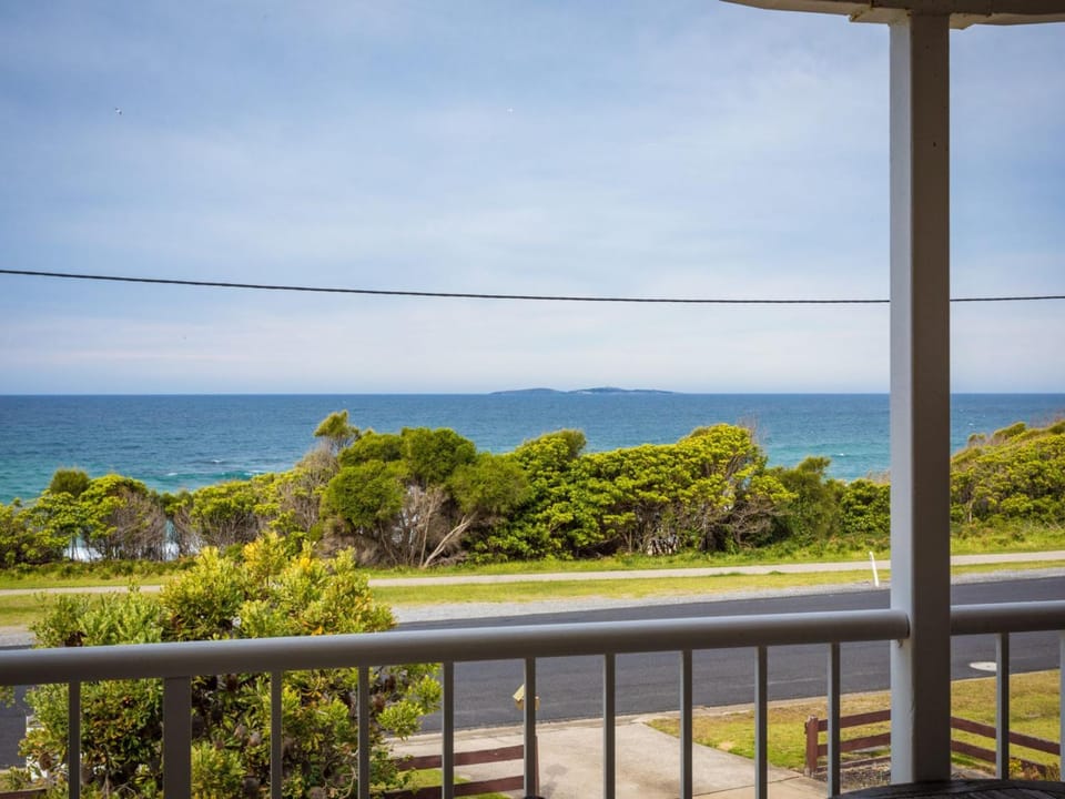 Allawah Beach House - 29 Dalmeny Drive, Kianga House in Narooma
