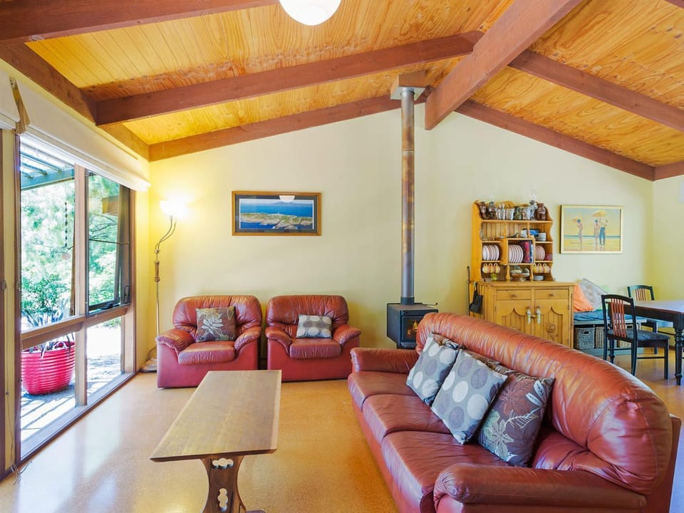 Caseys Pet Friendly Beach Cottage House in Mystery Bay