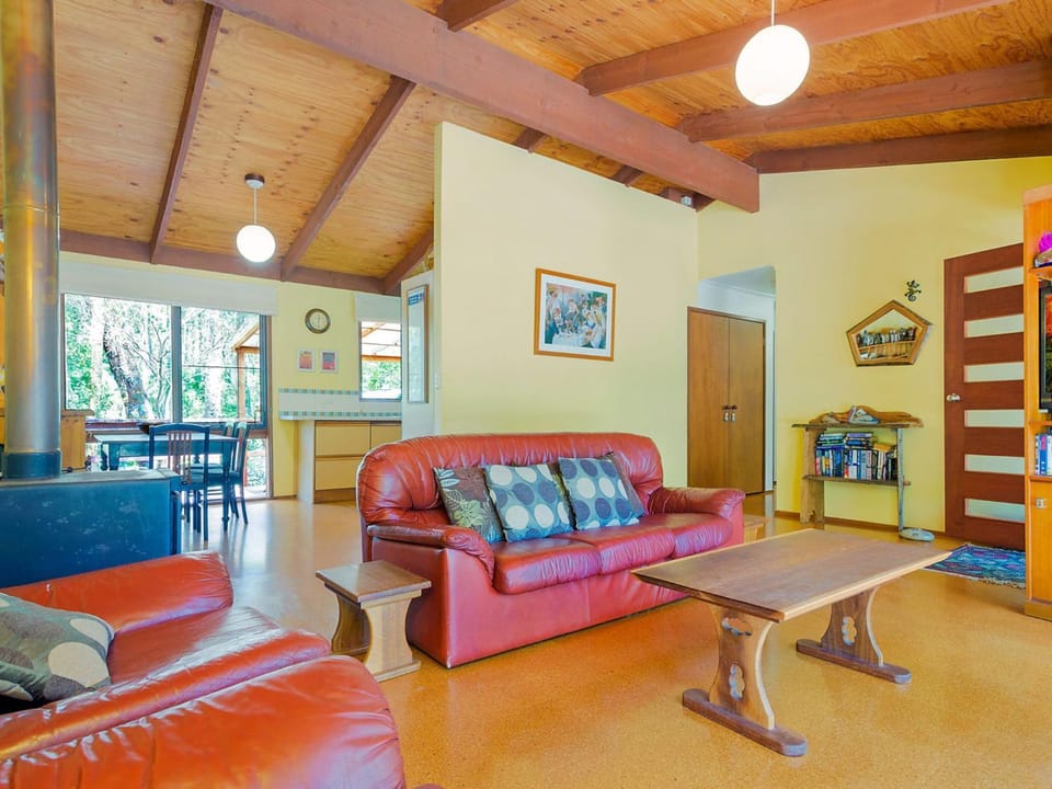 Caseys Pet Friendly Beach Cottage House in Mystery Bay